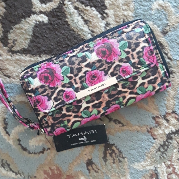 Tahari RFID pretty wristlet - Picture 9 of 14
